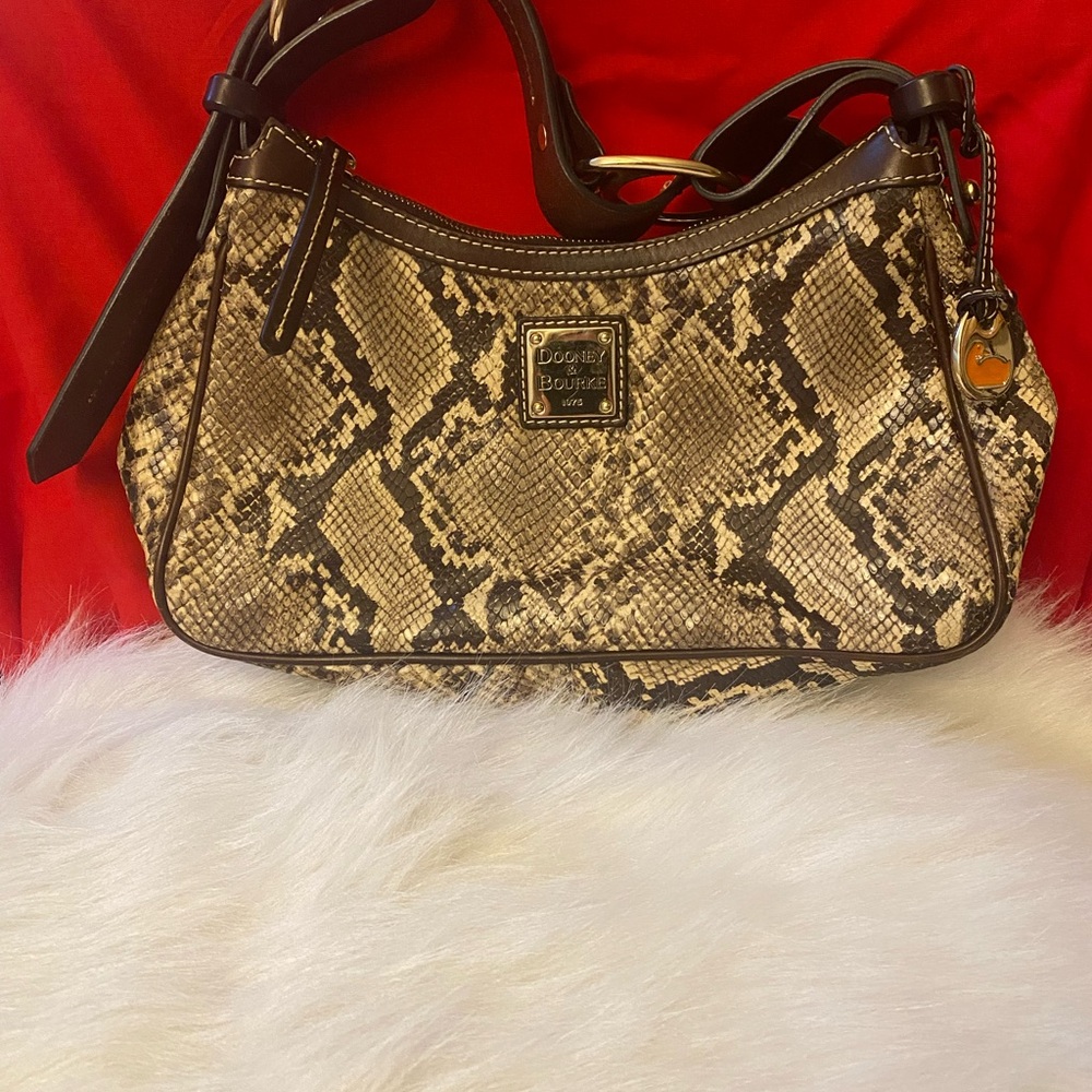 🌹 Beautiful Dooney and Bourke Snakeskin Bag, Leather Handle.